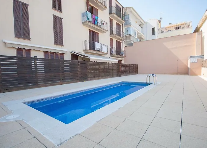 Lets Holidays Lovely Pool With Parking 3